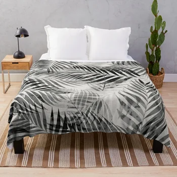 Пальмовые листья - черно-белое покрывало, пушистый лохматый гигантский диван, мягкие клетчатые одеяла