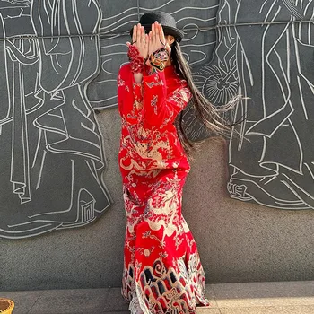 Приталенное платье с принтом из хлопка и льна в том же ретро оригинальном этническом стиле от Yang Liping с длинными рукавами и длинными пуговицами